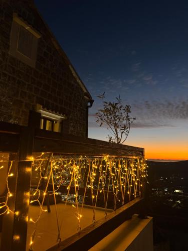 un balcone con luci di Natale di notte di Villa Gorazda a Kotor (Cattaro)