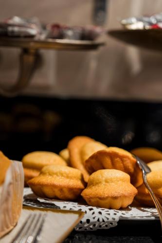 een berg eten bovenop een tafel bij Hotel Acadie Eragny in Éragny