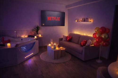 ein Wohnzimmer mit Sofa und Badewanne mit Beleuchtung in der Unterkunft Love Room - Cocon Room - Toulon - Ollioules in Ollioules