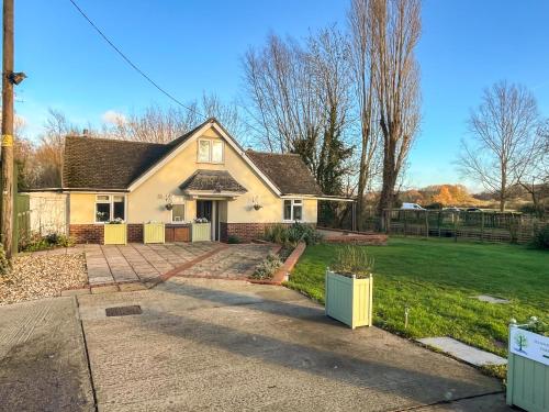 een huis met een oprit en een tuin bij Island House - Uk51001 in Little Baddow