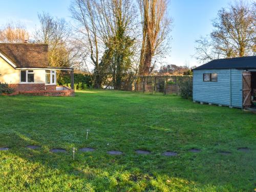 een tuin met een huis en een schuur bij Island House - Uk51001 in Little Baddow