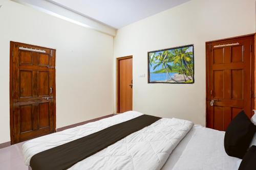 En eller flere senge i et værelse på SPOT ON by OYO Bhedaghat Resort