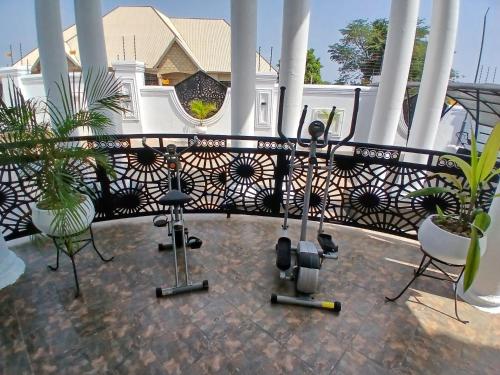AvenawMiky Hillside Lodge的阳台上摆放着椅子和健身器材。