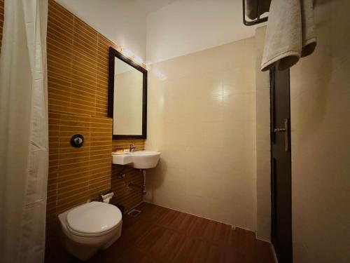 een kleine badkamer met toilet en wastafel bij Atulya Niwas in Udaipur