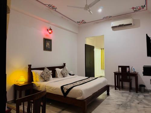 een slaapkamer met een bed in een kamer bij Atulya Niwas in Udaipur