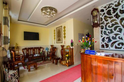 a lobby with chairs and a reception desk at Kim Hồng Nhật Guest House in Phú Quốc