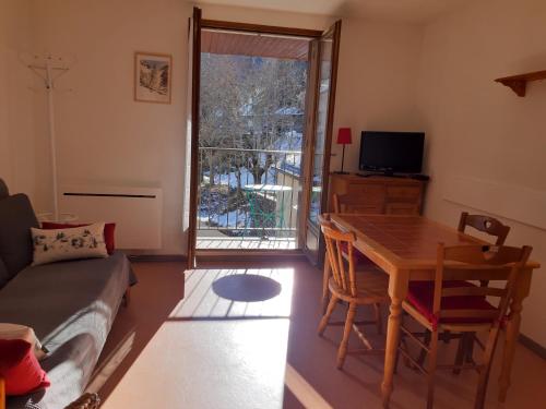 un soggiorno con un tavolo e un divano di Studio Gavarnie a Gavarnie