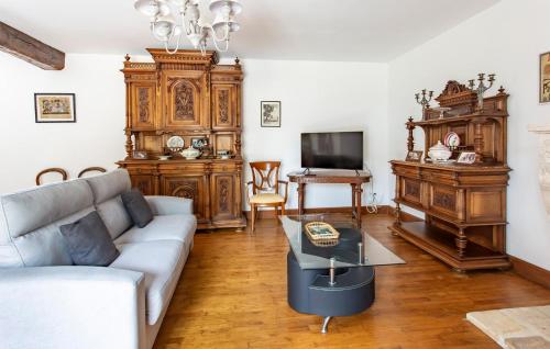 TV a/nebo společenská místnost v ubytování Gorgeous Home In Lonnes With Heated Swimming Pool