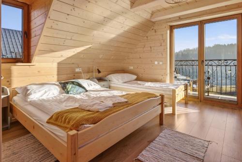 En eller flere senge i et værelse på Domki Falsztyn