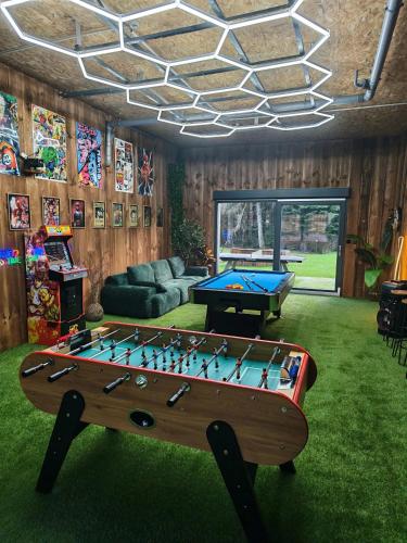a living room with a foosball table and a pool table at L'écrin de la forêt in Jeanménil