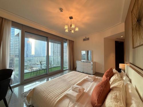 En eller flere senge i et værelse på ULTRA LUXURY 2BR Apartment in Downtown