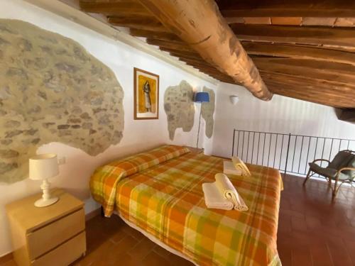 een slaapkamer met een bed met slippers erop bij CasaLeTolfe Residence in Siena