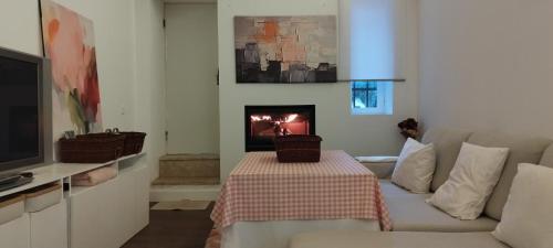 un soggiorno con divano e camino di Balcón de Granada Skyline a Las Gabias