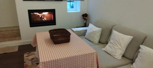 un soggiorno con divano, tavolo e camino di Balcón de Granada Skyline a Las Gabias