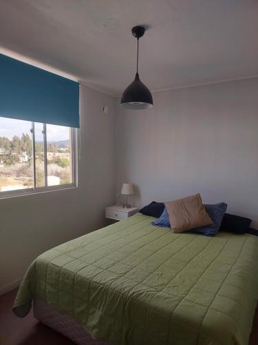 En eller flere senge i et værelse på Depto cerca playa