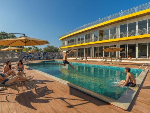 Swimmingpoolen hos eller tæt på The Hosteller Bam Lonavala, Tiger Point