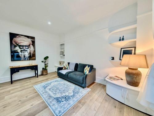 een woonkamer met een bank en een tafel bij Elegant 2-Bed Flat in Shenfield in Mountnessing