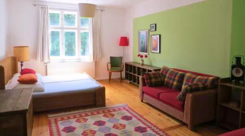 un salon avec un lit et un canapé dans l'établissement VILLA AM SEE - nähe Berlin, à Biesenthal