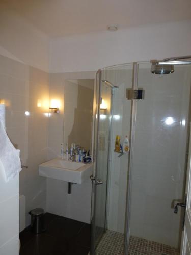 a bathroom with a sink and a shower at Charming villa - perfectly located in Roquefort-les-Pins