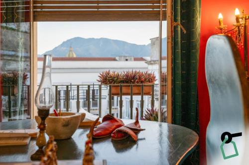 einen Tisch mit Blick auf einen Balkon in der Unterkunft Hotiday Palermo Agostino in Palermo