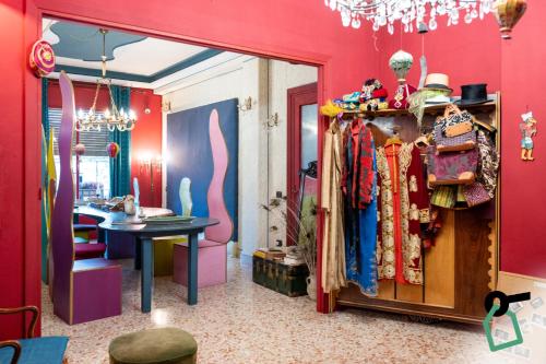 eine Umkleidekabine mit einer rosa Wand und einem Tisch in der Unterkunft Hotiday Palermo Agostino in Palermo