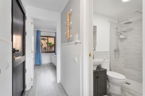 un bagno bianco con un water e un lavandino di Horizon blu a Corralejo