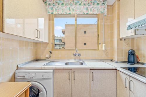 een keuken met een spoelbak en een raam bij Nautico 3 in Santa Pola