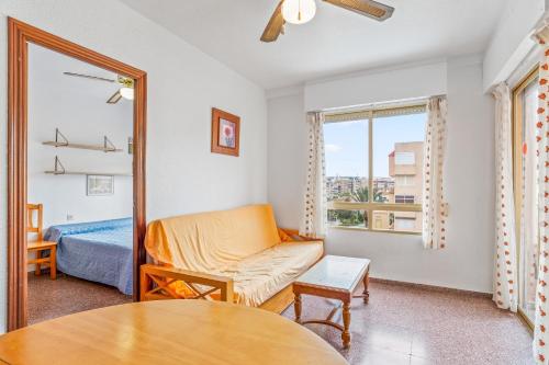 een woonkamer met een bank en een tafel bij Nautico 3 in Santa Pola