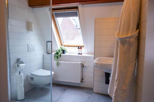 een badkamer met toilet en wastafel bij Short Stay Wageningen in Wageningen