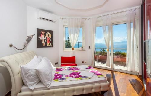 En eller flere senge i et værelse på Villa Anamia with seaview by Villas Guide