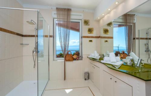Et badeværelse på Villa Anamia with seaview by Villas Guide