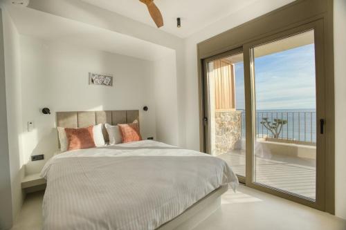 een slaapkamer met een groot bed en een balkon bij Eosea Hemera in Ierissos