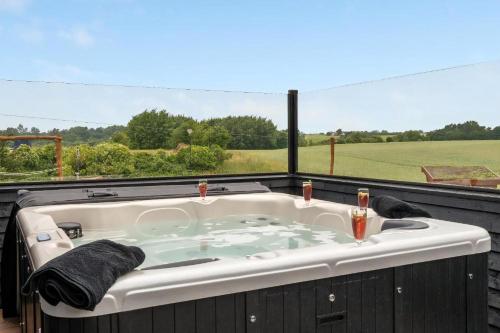 eine große Badewanne mit Blick auf ein Feld in der Unterkunft Villavilla 546 in Vester Lem