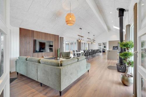 ein Wohnzimmer mit einem großen Sofa und einem Esszimmer in der Unterkunft Villavilla 546 in Vester Lem