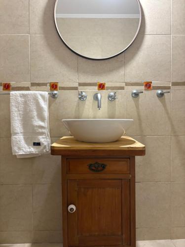 un bagno con lavandino e specchio di Casa Soul a Chascomús
