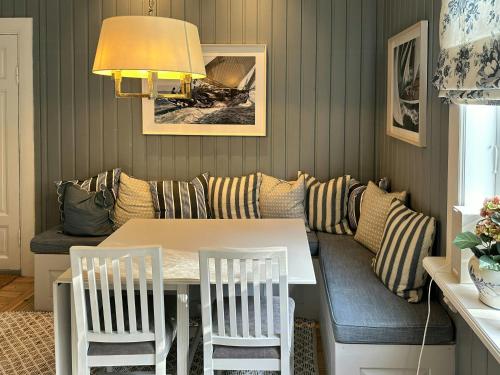 Et opholdsområde på Charming Swiss-Style Cabin On Hankø