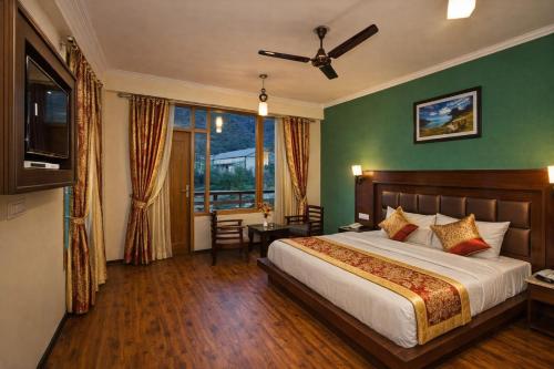 Postel nebo postele na pokoji v ubytování Boutique Tribhuwan Hill View Hotel Free Wifi and Parking Facilities - Best Services - Prime Location- Premium Hotel In Ranikhet