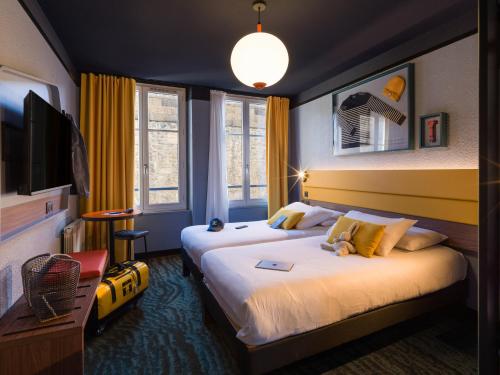 een hotelkamer met 2 bedden en een speelgoedtrein bij ibis Styles Saint Malo Centre Historique in Saint-Malo