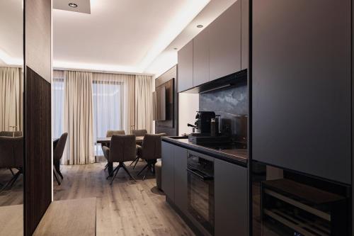 Zimmer mit Küche und Esszimmer in der Unterkunft Chalet Ischgl - Modern Luxury Residences in Ischgl