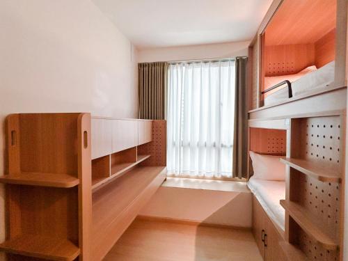 een kamer met een stapelbed en een raam bij HOMIX Hotel in Singapore