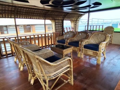 Posezení v ubytování Kalappura Houseboats & Tours