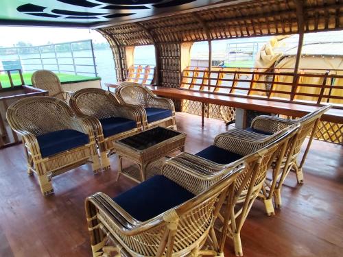 Posezení v ubytování Kalappura Houseboats & Tours