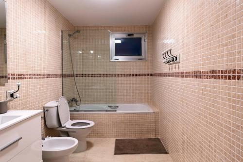 Et badeværelse på Villa La Perla - Cliffside Retreat