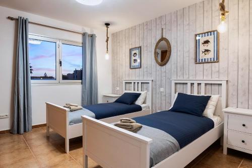 En eller flere senge i et værelse på Villa La Perla - Cliffside Retreat