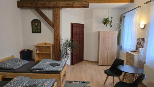 una habitación con una cama, una mesa y sillas en Penzion Na Slunci, en Jihlava