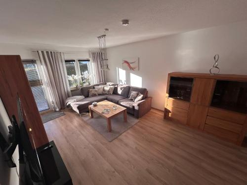 拜罗伊特Wagner`s Apartment Bayreuth FeWo的客厅里有一张沙发和一张桌子。