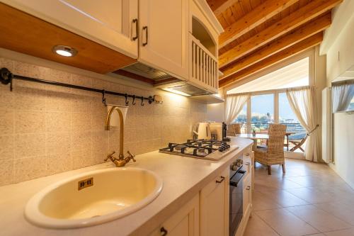 eine Küche mit Spüle und Herd in der Unterkunft Apartment with SwimmingPool and view in Tremezzo