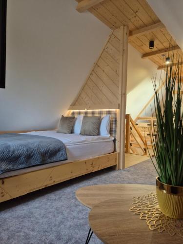 una camera con letto e struttura in legno di Kozie Turnie a Poronin