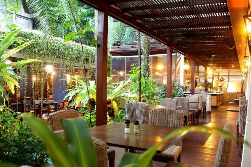 Burasari Phuket Resort & Spa tesisinde bir restoran veya yemek mekanı