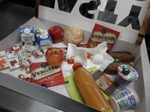 een doos gevuld met verschillende soorten voedsel bij Wylde Swan in Sprong